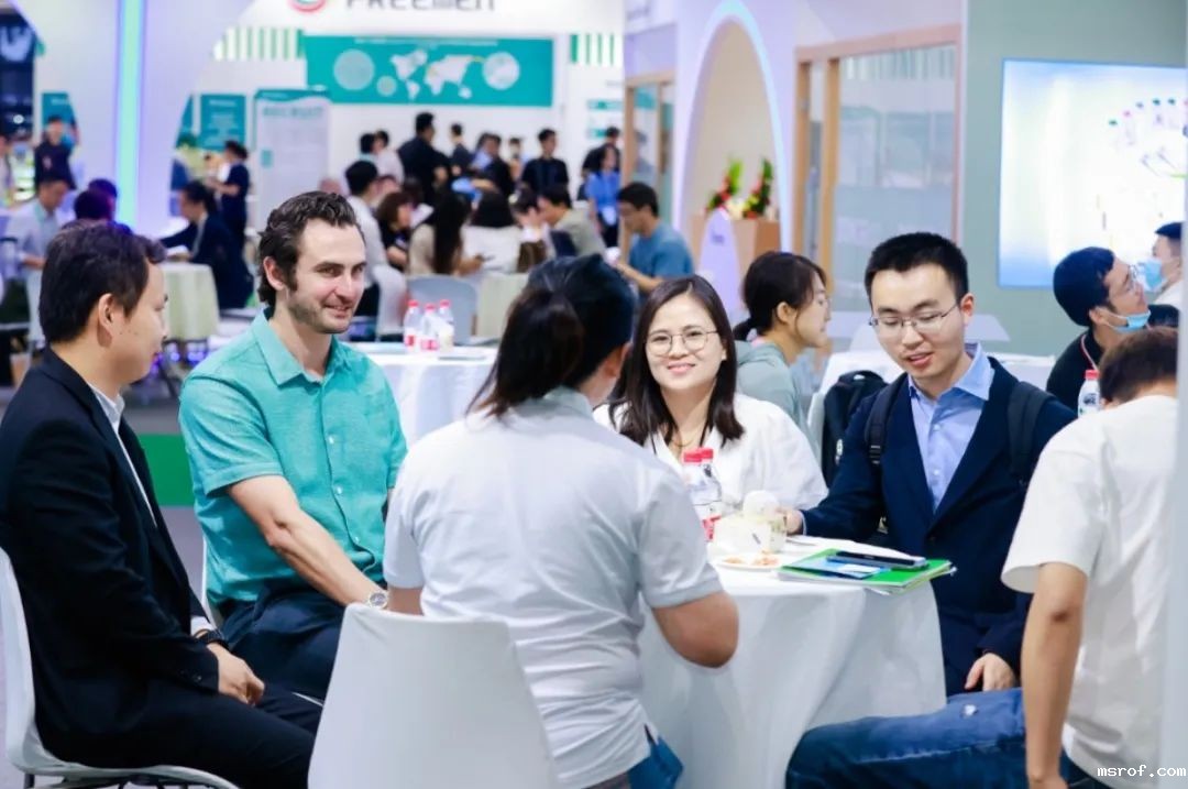 kaiyun官方网站手机版展会现场洽谈业务