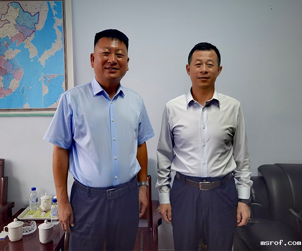 工信局局长田东辉（左一）与金连海副校长合影